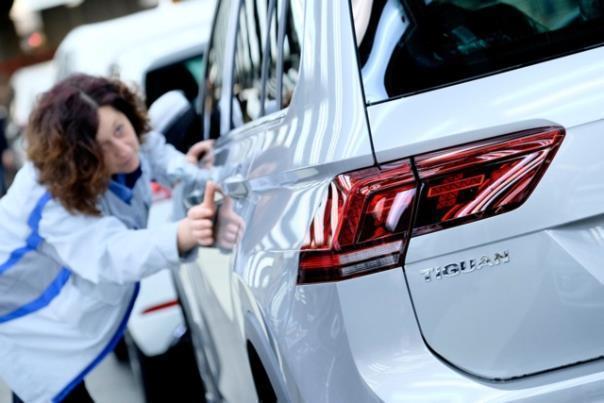 Finale Qualitätskontrolle Lack - Tiguan im Lichttunnel.